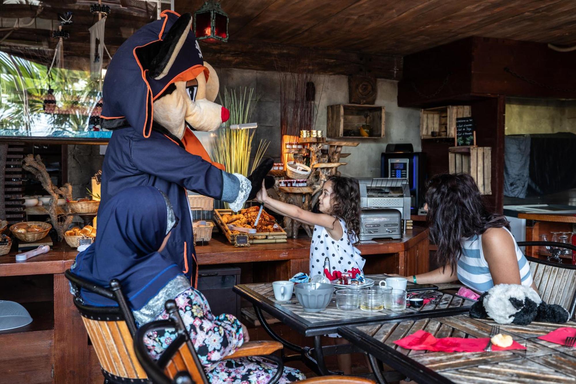 Hotel Pirates World Agde Exteriör bild